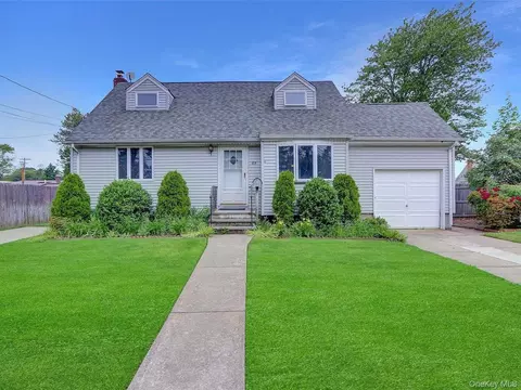 83 Old Farmingdale Rd, West Babylon, NY 11704