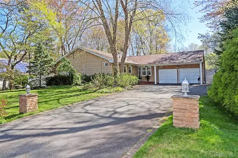 395 Ridgefield Rd, Hauppauge, NY 11788