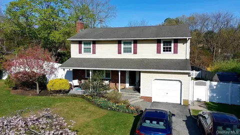 1 Autumn Dr, Hauppauge, NY 11788
