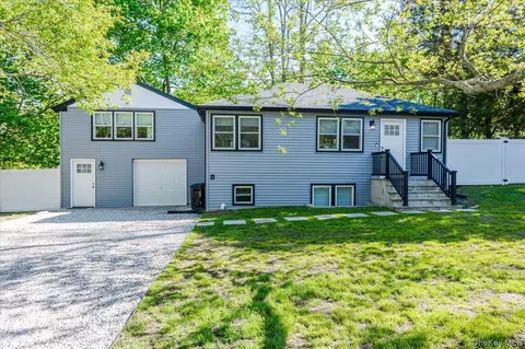55 Hickory Rd, Rocky Point, NY 11778