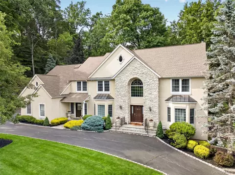2 Running Brook Ln, Clarkstown, NY 10956