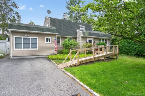8 7th St, North Hempstead, NY 11514