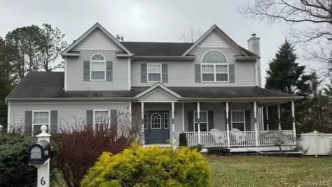 6 Donnelly Ct, Manorville, NY 11949