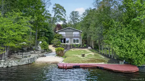 378 Lake Shore Rd, Putnam Valley, NY 10579