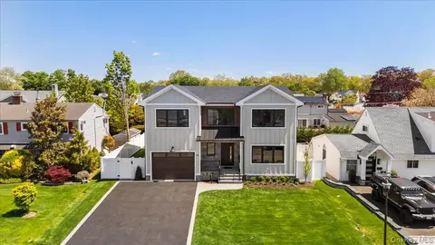89 Choir Ln, Westbury, NY 11590