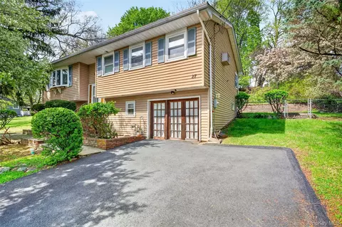 27 Hastings Ln, Stony Point, NY 10980