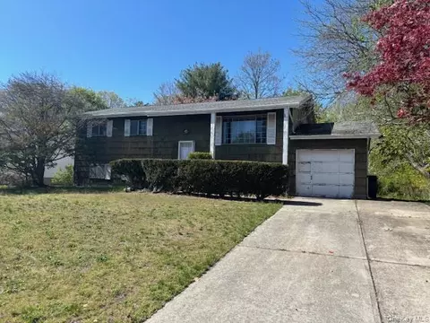 199 Ridge Rd, Wheatley Heights, NY 11798
