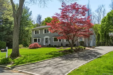 25 Makanna Dr, Huntington, NY 11743