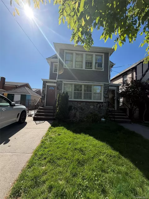 47-44 158th St, Flushing, NY 11358