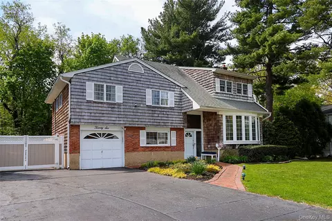 26 Daniel Dr, Glen Cove, NY 11542