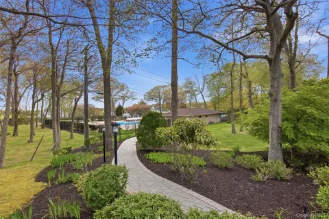 605 Fox Hill Dr, Calverton, NY 11933