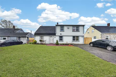 682 Lowell St, North Hempstead, NY 11590