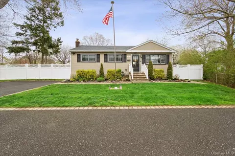 347 Lakeland Ave, Sayville, NY 11782