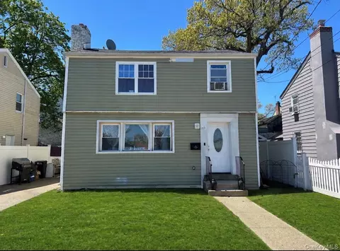 165 President St, Hempstead, NY 11550
