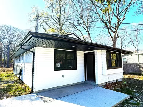 52 Crystal Beach Blvd, Moriches, NY 11955