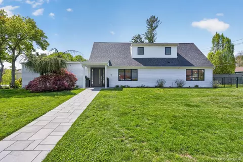 2 Sherwood Ln, North Hempstead, NY 11577