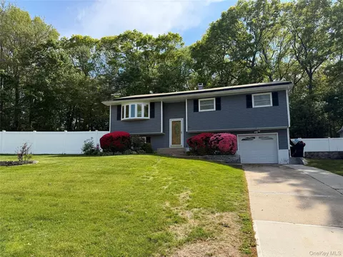 35 Shelton Ct, Lake Ronkonkoma, NY 11779