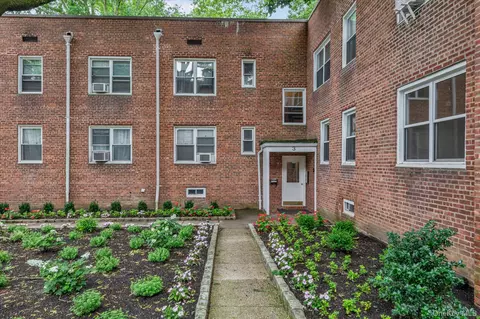 3 Edwards St #1F, North Hempstead, NY 11577