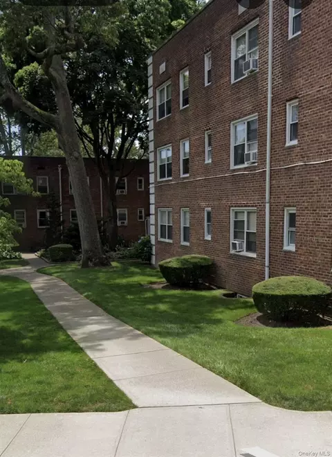 3 Edwards St #1F, North Hempstead, NY 11577
