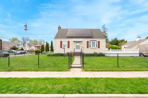 1 Robert Ave, Massapequa, NY 11758