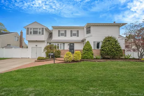 580 Center Briarwood Ave, West Islip, NY 11795