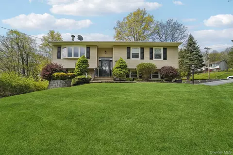 31 Sunset Ter, Highland Mills, NY 10930