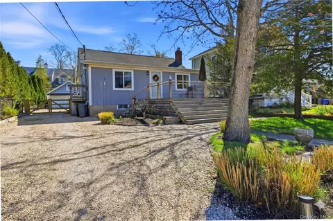46 Beach Rd, Laurel, NY 11948