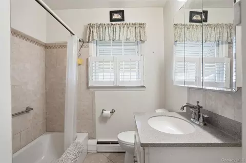 Bath - 2 Crescent Dr, Beacon, NY 12508 photo 1 of 2