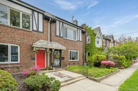 82-79 166th St, Jamaica, NY 11432