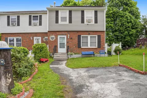 17 Harbor Hill Ct, Beacon, NY 12508