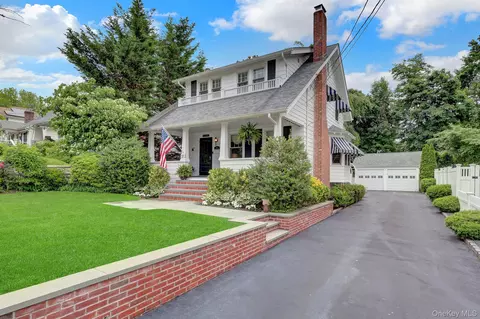 56 Oakland St, Huntington, NY 11743