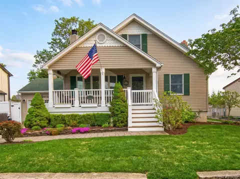 242 N 5th St, Lindenhurst, NY 11757