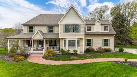 9 Mayflower Ct, Warwick, NY 10990