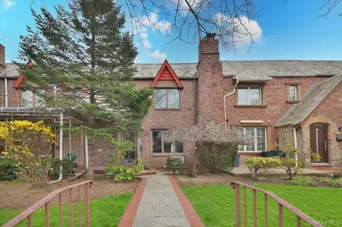 8750 62nd Rd, New York, NY 11374