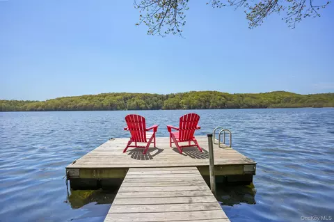 1085 Barrett Cir W, Kent, NY 10512