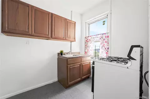 Kitchen - 1898 Longfellow Ave #E4, New York, NY 10460 photo 1 of 2