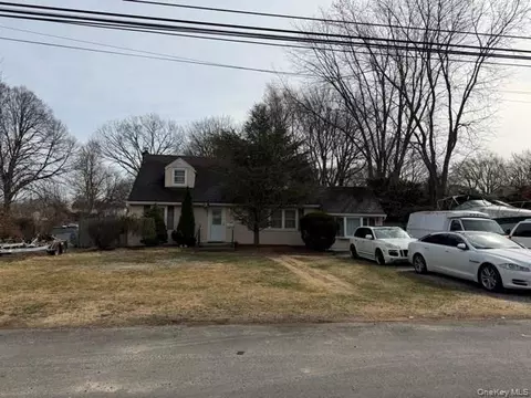 1393 Gardiner Dr, Bay Shore, NY 11706