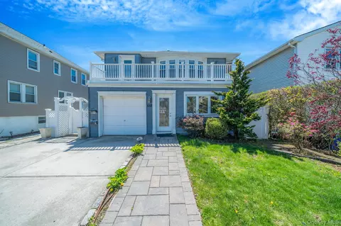 558 E Walnut St, Long Beach, NY 11561