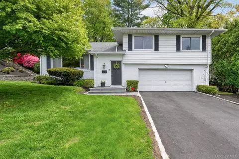 34 Bridge Rd, North Hempstead, NY 11030