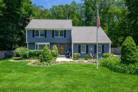 283 Pipe Stave Hollow Rd, Miller Place, NY 11764