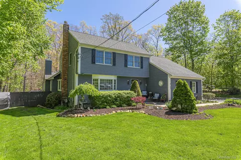 283 Pipe Stave Hollow Rd, Miller Place, NY 11764