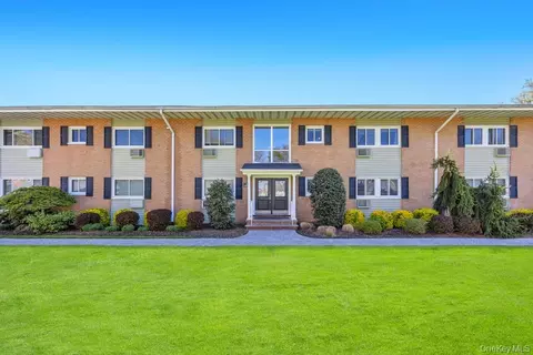 49 Mildred Pl #4A, North Babylon, NY 11703