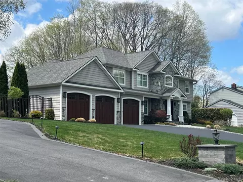 10 Kingfisher Dr, Smithtown, NY 11787