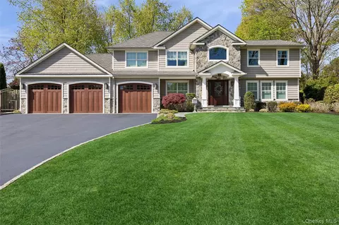10 Kingfisher Dr, Smithtown, NY 11787