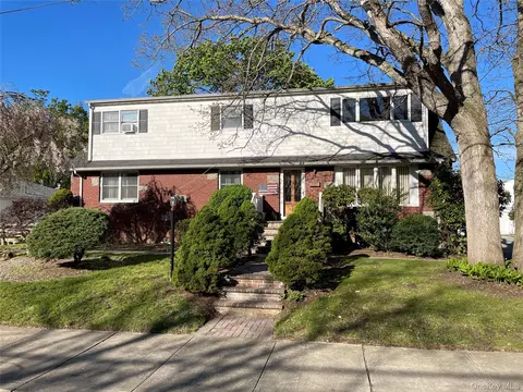 581 Grand Ave, Lindenhurst, NY 11757