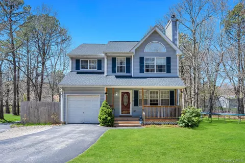 343 Oak Ave, Flanders, NY 11901