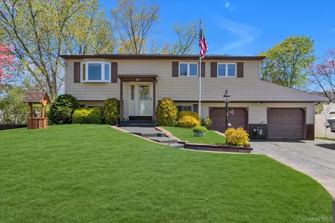 25 Deville Dr, Selden, NY 11784