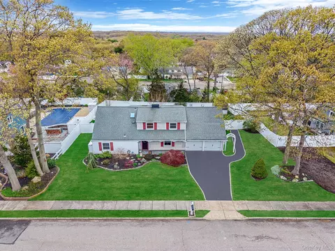 10 Lehigh Ln, Farmingville, NY 11738