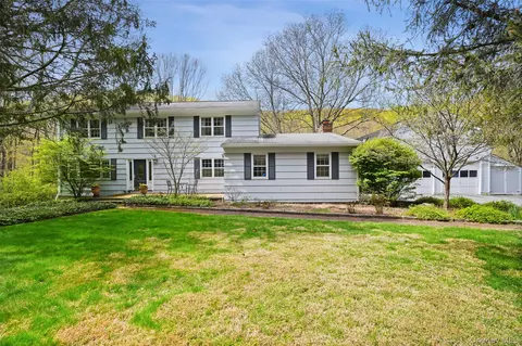 112 Parkview Rd N, Pound Ridge, NY 10576