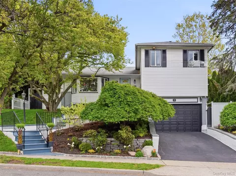 1 White Oak Dr, North Hempstead, NY 11050